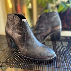 FRYE Nora Black Metallic Distressed Leather Bootie, Size 6.5